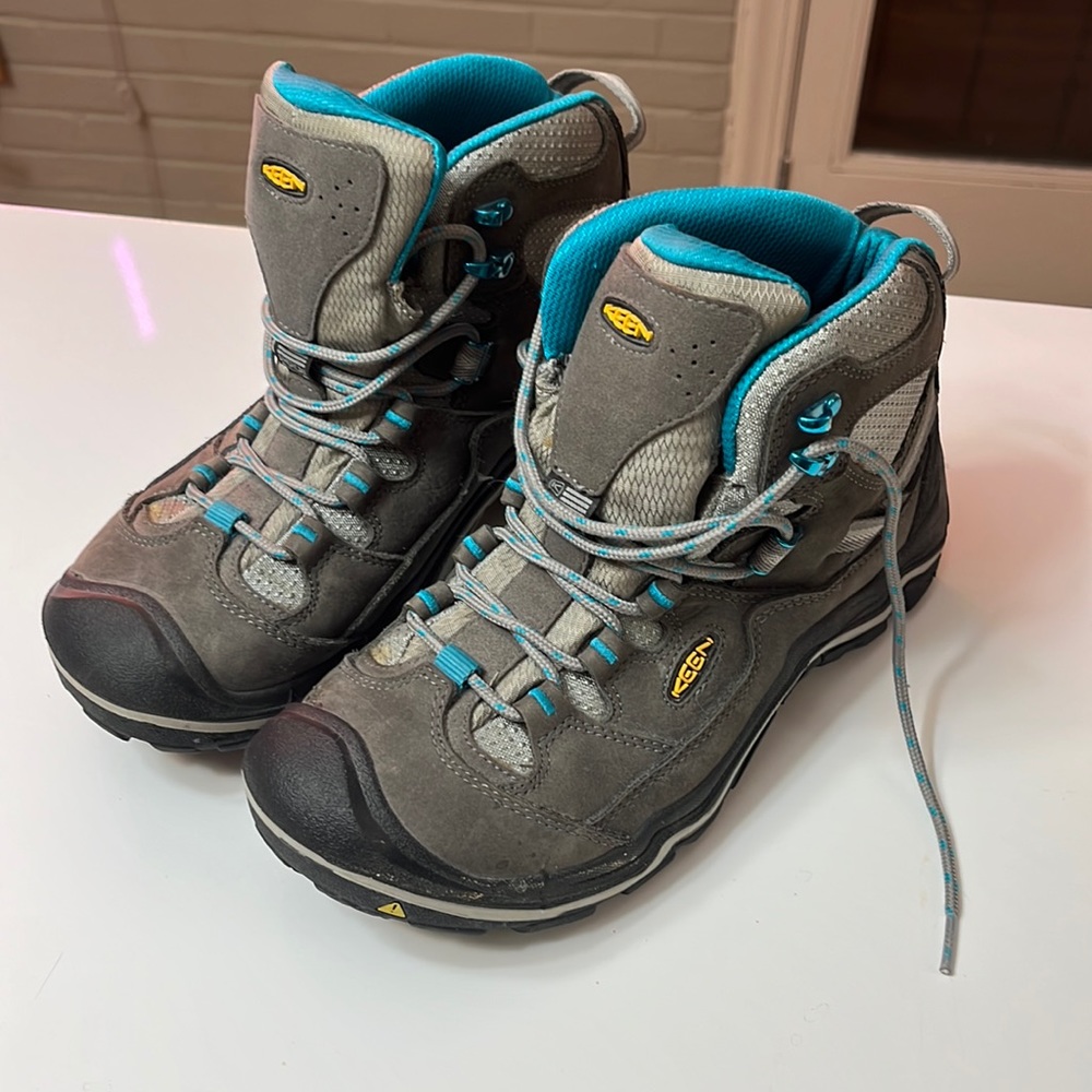 New gray and teal women’s keen hiking boots